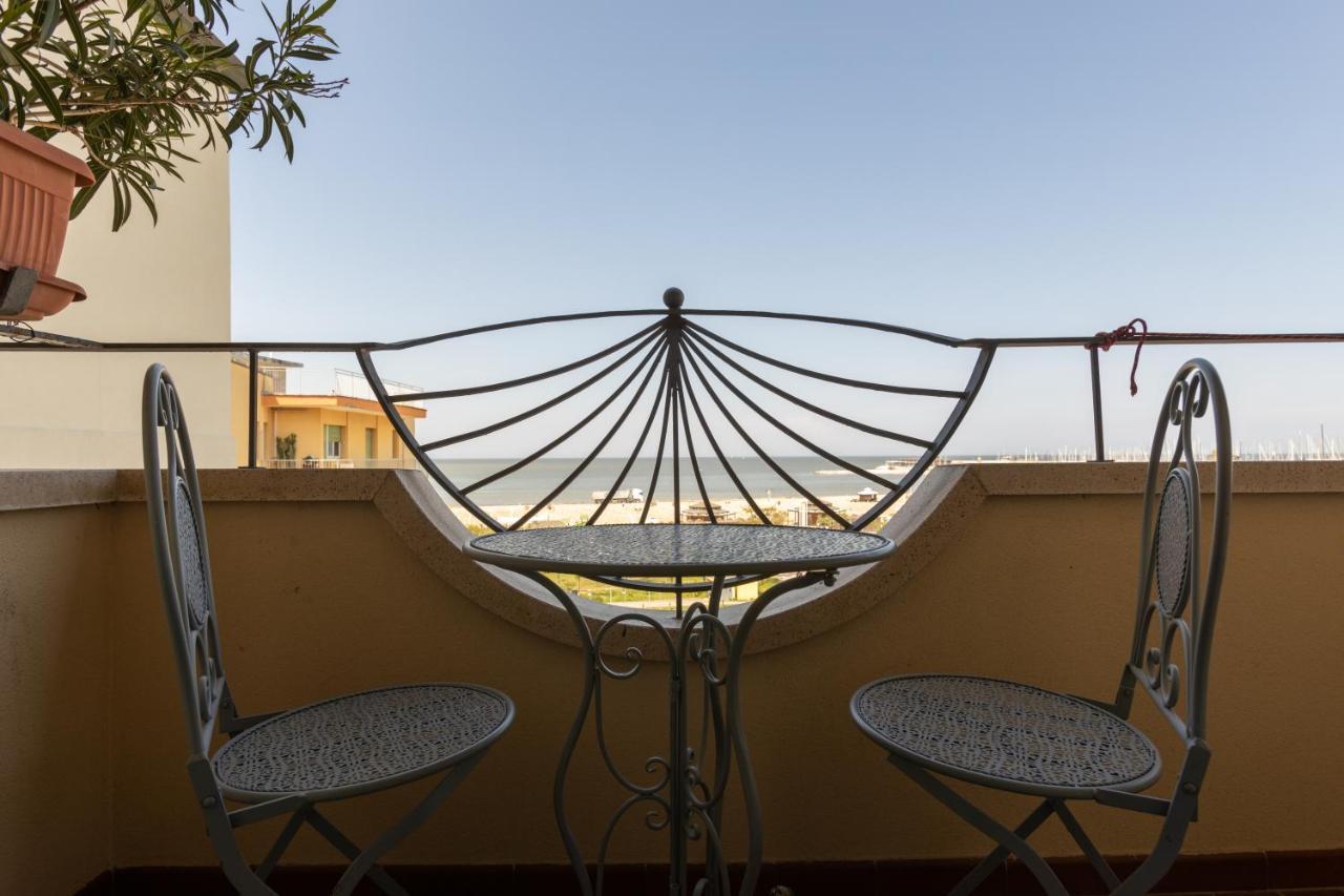 Hotel River Fronte Mare Con Piscina Rimini Exterior foto